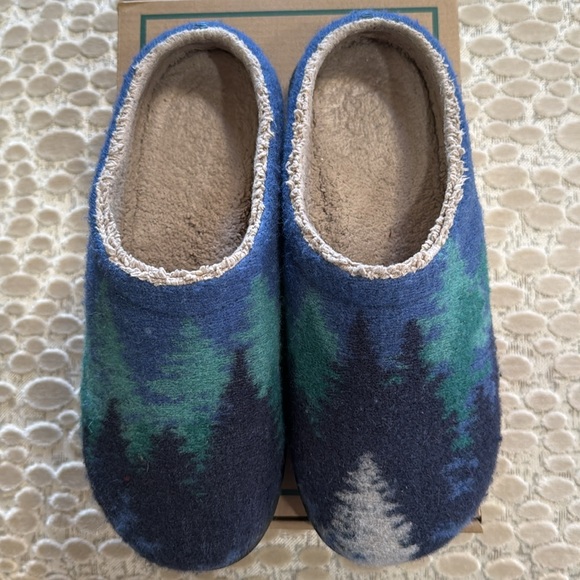 L.L. Bean slippers BOXED - Picture 3 of 8